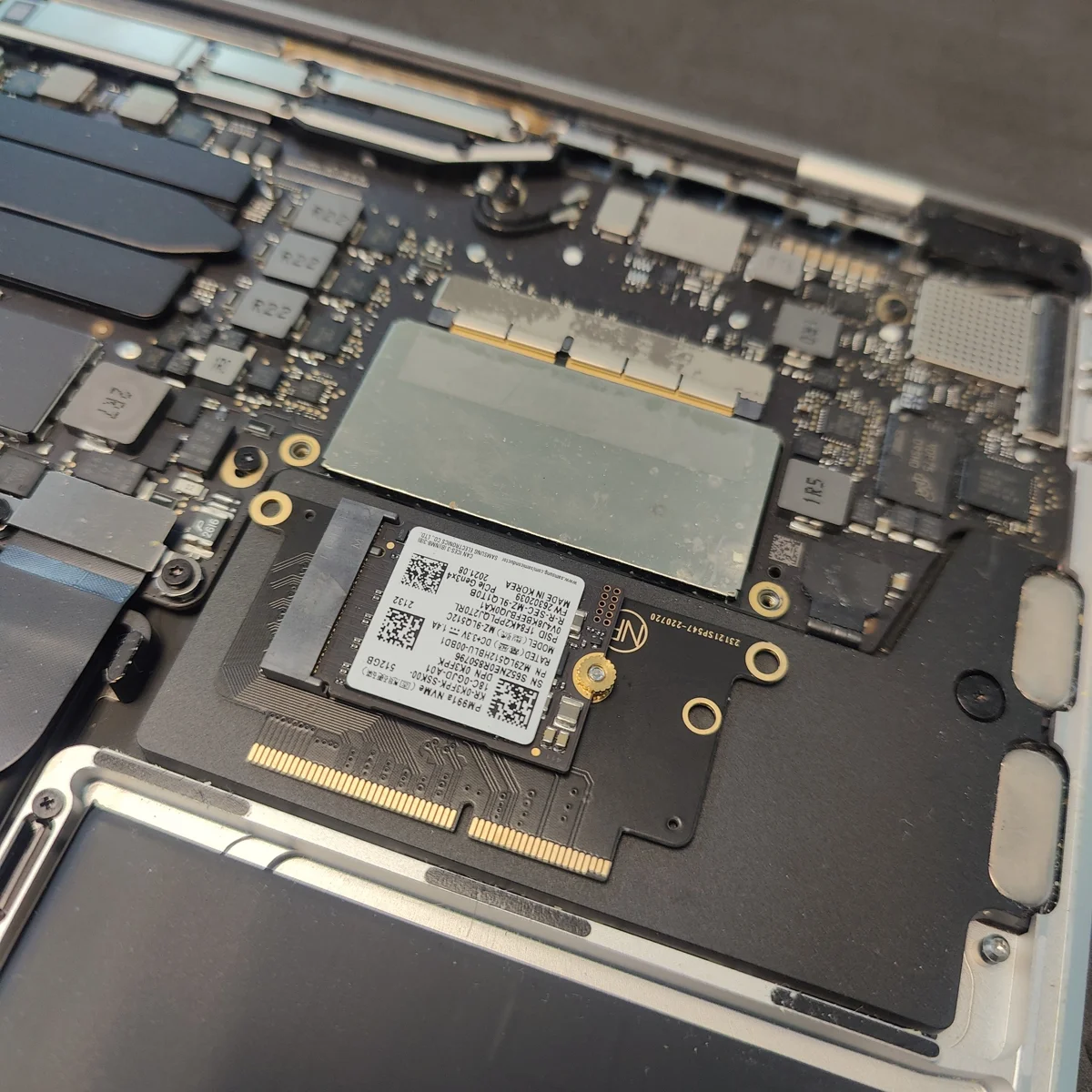 Interior de una MacBook Pro con la unidad SSD durante un trabajo de actualización de ZOITECH
